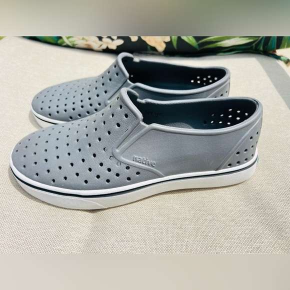 Native shoes size 4 M 6 W runs small fits size 5 women’s flexible shoes light - Picture 1 of 6